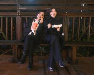 Enno Cheng Instagram - 關於【邊走邊唱的女子】with 安溥

跟安溥認識很久了，是久久會見到一次，在網路上偶有認真對話（幹話）的朋友。在徬徨地雕磨著自己形狀，學習不去特意點亮心裡暗處，而是與之共處的過去，很屁的不堪的樣子倒是都被她看見過，所以要邀請她來做這麼認真的事，我是真心覺得有點驚恐（笑）很像在交什麼自我革新的作業⋯⋯不是交給安溥啦，比較像是交給在上面的，像是緣分之類的東西？

很感激，我想安溥知道我想做什麼，也知道為什麼需要她在這裡面（還是其實只是她也很好騙？到底是誰騙誰都傻傻搞不清楚了這樣）關於「女性」，這集的功能，是一路累加上來，一個最直接的整理，我們聊了身分，聊了競爭，聊了孩子，聊了荷爾蒙和妊辰紋；聊了時間，以及終將面對道別的人生。整個節目的核心因此完整。

【邊走邊唱的女子】其中一個設定，是盡力呈現女性創作者們各自獨特的樣貌，包括說話的方式，思考的速度，一個問題能產生多少延伸；我很享受回到聽者的姿態，而且這其實是我最擅長的事。當然也是我根本不需要，也實在是插不上話啦哈哈哈。

最後一起唱了〈冬眠〉，很感謝當初她來擔任我的配唱製作，這首歌在《Pluto》裡以及我的生命中，都承載了很多。有太多可以言謝的部分，不管是身為一個創作者、一個同行、一個後輩、一個聽眾、一個朋友。不過認真講就嚴重了，總之還沒看過節目的人請參考看看，這樣走下來真的是很精彩，至於看過的朋友，也請幫我們多多推廣。

最後，都沒有人關心它的存亡，空拍機本人表示切心🥲

節目連結：ig請參考限動，臉書請參考下方留言～

@anpu_herstorybook 
#邊走邊唱的女子
#安溥
#鄭宜農