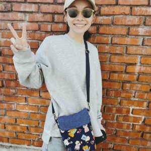 Enno Cheng Instagram - 今天是一年一度獻給母親的日子。我想我們走到了一個年代，一個「母親」能夠有更多機會去講述自己，我們也更多機會去思考、去理解「母親」這個角色的複雜性。今天，我想祝福全天下的母親都能有更多不完美的空間，就像我們每一個人一樣。

同時我要向家族裡，各式各樣的母親致敬。

鄭家最大的母親，她今年91歲，叫做金花，還有鄭家的媳婦們，都是超強的女人；我這輩已經當媽媽的堂妹，以及堂弟們的太太，她們年紀都比我小，卻都是我尊敬的人。

我媽媽的媽媽叫做桂梅，她已經不在了，但她在我心目中，是一個超級酷的女人。我常常想她。

金花跟桂梅，都很會唱歌。

最後當然，我很感謝自己的媽媽，她也很會唱歌。

在不同年代，發生著不同女性的生命故事；而每一段故事裡，都可能有那麼幾首歌曲，支撐著我們走過那些平凡的、艱難的、甜潤或酸苦的人生。

今年下半，我在大慕可可邀請下，交給我的朋友、這次擔任劇本總監的簡莉穎，以及首次合作的編劇陳以恩，將與我血脈相連的，愛唱歌的女人們的記憶，轉化為新的故事。

就在下半年，舞台劇《妳歌》即將登場。敬請期待。

圖1.金花
圖2.我跟金花做的小包

 @z_young2022 
#妳歌