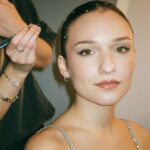 Enola Cosnier Instagram - « Si je te fais un chignon plaqué, puis un brushing, va falloir que je te lave les cheveux à un moment ! » 04/11/2023 - Prime d’ouverture de la Star Academy promo 2023 - Argentique/Portra 400 📸 : @_elisajane_