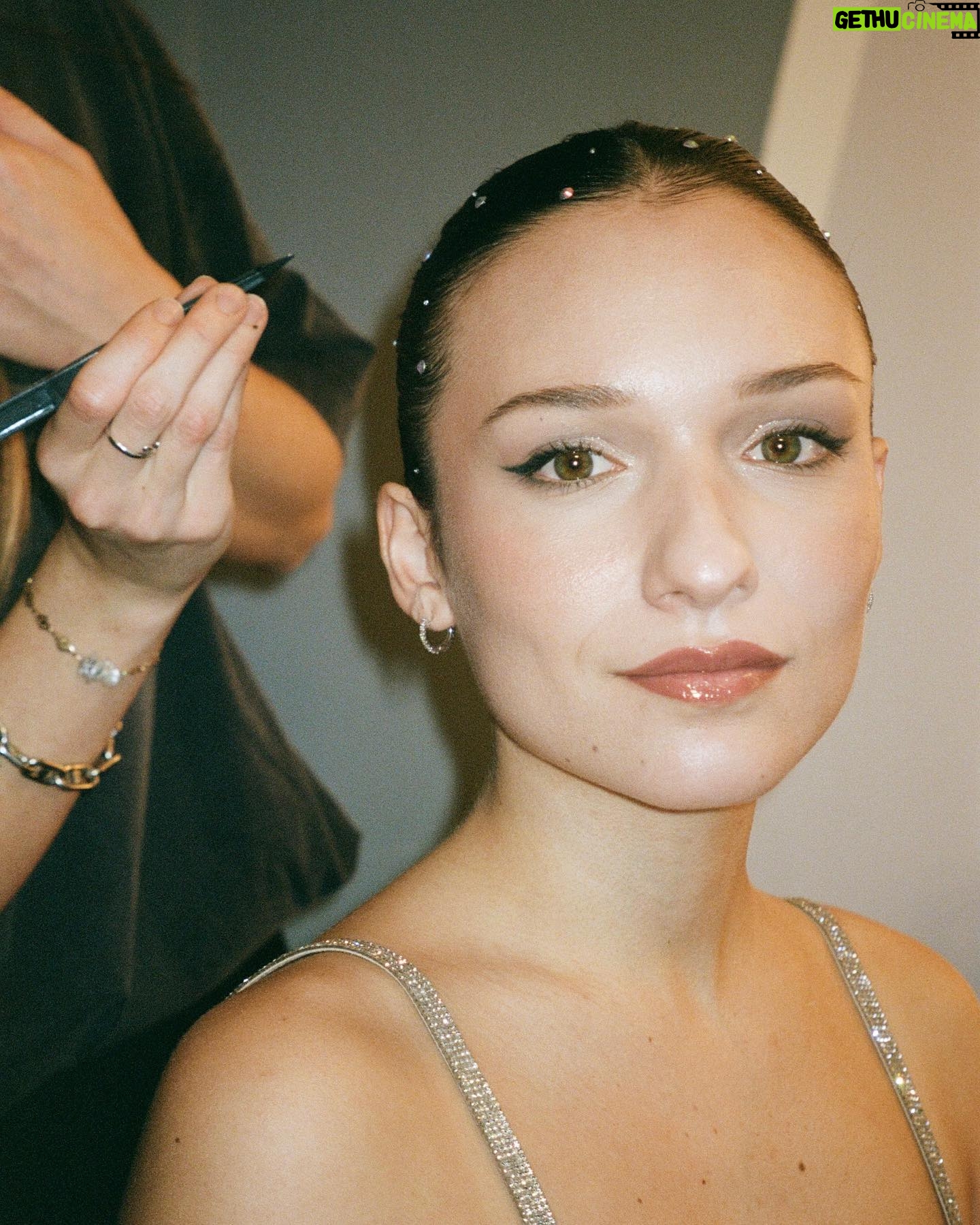 Enola Cosnier - 39K Likes - « Si je te fais un chignon plaqué, puis un brushing, va falloir que je te lave les cheveux à un moment ! »
04/11/2023 - Prime d’ouverture de la Star Academy promo 2023 - Argentique/Portra 400
📸 : @_elisajane_