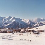 Enola Cosnier Instagram - Toujours retardataire, argentique oblige ! Néanmoins, durant ce séjour, j’ai appris que je ne savais pas skier (du tout), que j’aimais être en jaune poussin, j’ai mangé pour la première fois une fondue (un délice quoiqu’un peu gras), et je dois avoir des restes de schweppes ginger dans le sang tellement j’en ai bu ! Voilà bisous 😎💋 Merci beaucoup @villaschweppes @bureaurevolvr @festivalpedhuez