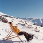 Enola Cosnier Instagram – Toujours retardataire, argentique oblige ! Néanmoins, durant ce séjour, j’ai appris que je ne savais pas skier (du tout), que j’aimais être en jaune poussin, j’ai mangé pour la première fois une fondue (un délice quoiqu’un peu gras), et je dois avoir des restes de schweppes ginger dans le sang tellement j’en ai bu ! Voilà bisous 😎💋 Merci beaucoup @villaschweppes @bureaurevolvr  @festivalpedhuez