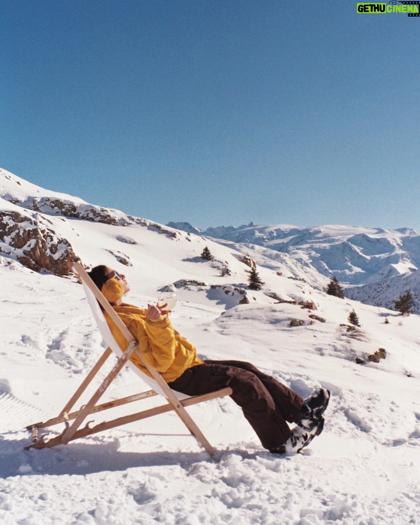 Enola Cosnier - 36.7K Likes - Toujours retardataire, argentique oblige ! Néanmoins, durant ce séjour, j’ai appris que je ne savais pas skier (du tout), que j’aimais être en jaune poussin, j’ai mangé pour la première fois une fondue (un délice quoiqu’un peu gras), et je dois avoir des restes de schweppes ginger dans le sang tellement j’en ai bu ! Voilà bisous 😎💋 Merci beaucoup @villaschweppes @bureaurevolvr @festivalpedhuez