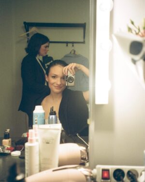 Enola Cosnier Instagram - « Si je te fais un chignon plaqué, puis un brushing, va falloir que je te lave les cheveux à un moment ! » 

04/11/2023 - Prime d’ouverture de la Star Academy promo 2023 - Argentique/Portra 400 

📸 : @_elisajane_