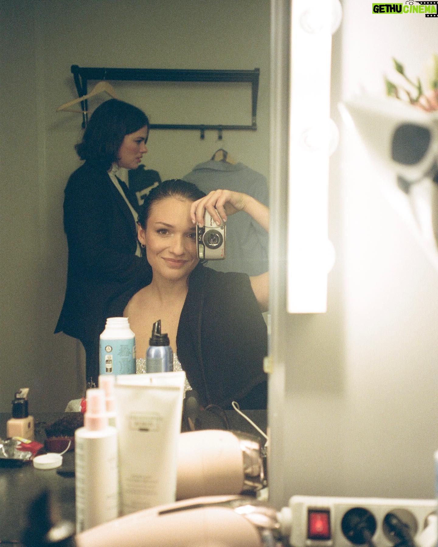 Enola Cosnier - 39K Likes - « Si je te fais un chignon plaqué, puis un brushing, va falloir que je te lave les cheveux à un moment ! »
04/11/2023 - Prime d’ouverture de la Star Academy promo 2023 - Argentique/Portra 400
📸 : @_elisajane_