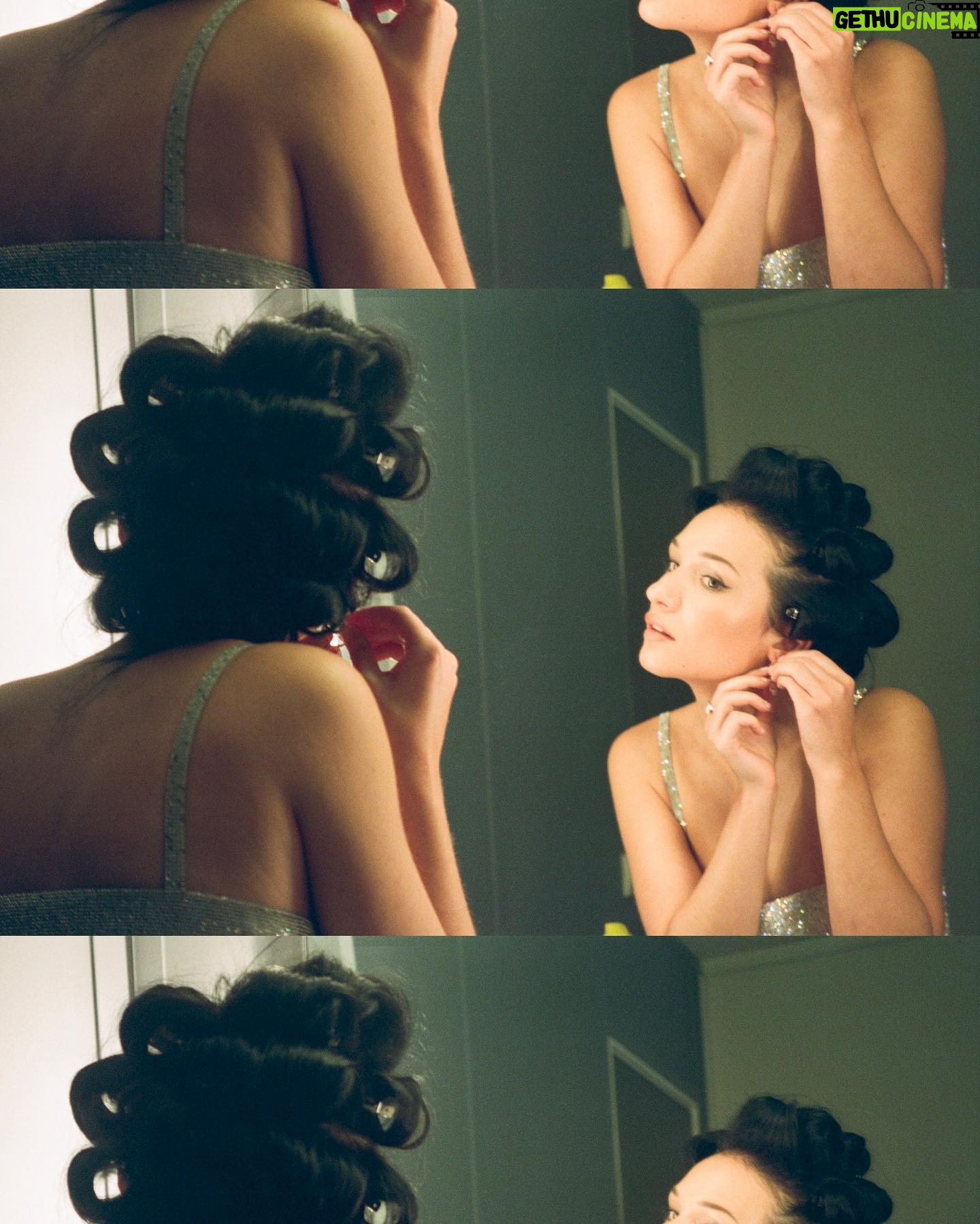Enola Cosnier - 39K Likes - « Si je te fais un chignon plaqué, puis un brushing, va falloir que je te lave les cheveux à un moment ! »
04/11/2023 - Prime d’ouverture de la Star Academy promo 2023 - Argentique/Portra 400
📸 : @_elisajane_