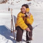 Enola Cosnier Instagram – Toujours retardataire, argentique oblige ! Néanmoins, durant ce séjour, j’ai appris que je ne savais pas skier (du tout), que j’aimais être en jaune poussin, j’ai mangé pour la première fois une fondue (un délice quoiqu’un peu gras), et je dois avoir des restes de schweppes ginger dans le sang tellement j’en ai bu ! Voilà bisous 😎💋 Merci beaucoup @villaschweppes @bureaurevolvr  @festivalpedhuez