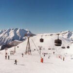 Enola Cosnier Instagram – Toujours retardataire, argentique oblige ! Néanmoins, durant ce séjour, j’ai appris que je ne savais pas skier (du tout), que j’aimais être en jaune poussin, j’ai mangé pour la première fois une fondue (un délice quoiqu’un peu gras), et je dois avoir des restes de schweppes ginger dans le sang tellement j’en ai bu ! Voilà bisous 😎💋 Merci beaucoup @villaschweppes @bureaurevolvr  @festivalpedhuez