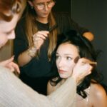 Enola Cosnier Instagram - « Si je te fais un chignon plaqué, puis un brushing, va falloir que je te lave les cheveux à un moment ! » 04/11/2023 - Prime d’ouverture de la Star Academy promo 2023 - Argentique/Portra 400 📸 : @_elisajane_
