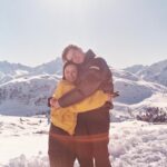 Enola Cosnier Instagram - Toujours retardataire, argentique oblige ! Néanmoins, durant ce séjour, j’ai appris que je ne savais pas skier (du tout), que j’aimais être en jaune poussin, j’ai mangé pour la première fois une fondue (un délice quoiqu’un peu gras), et je dois avoir des restes de schweppes ginger dans le sang tellement j’en ai bu ! Voilà bisous 😎💋 Merci beaucoup @villaschweppes @bureaurevolvr @festivalpedhuez