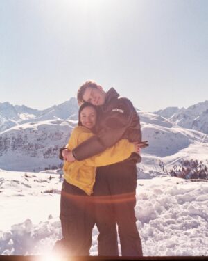 Enola Cosnier Instagram - Toujours retardataire, argentique oblige ! Néanmoins, durant ce séjour, j’ai appris que je ne savais pas skier (du tout), que j’aimais être en jaune poussin, j’ai mangé pour la première fois une fondue (un délice quoiqu’un peu gras), et je dois avoir des restes de schweppes ginger dans le sang tellement j’en ai bu ! Voilà bisous 😎💋 Merci beaucoup @villaschweppes @bureaurevolvr  @festivalpedhuez