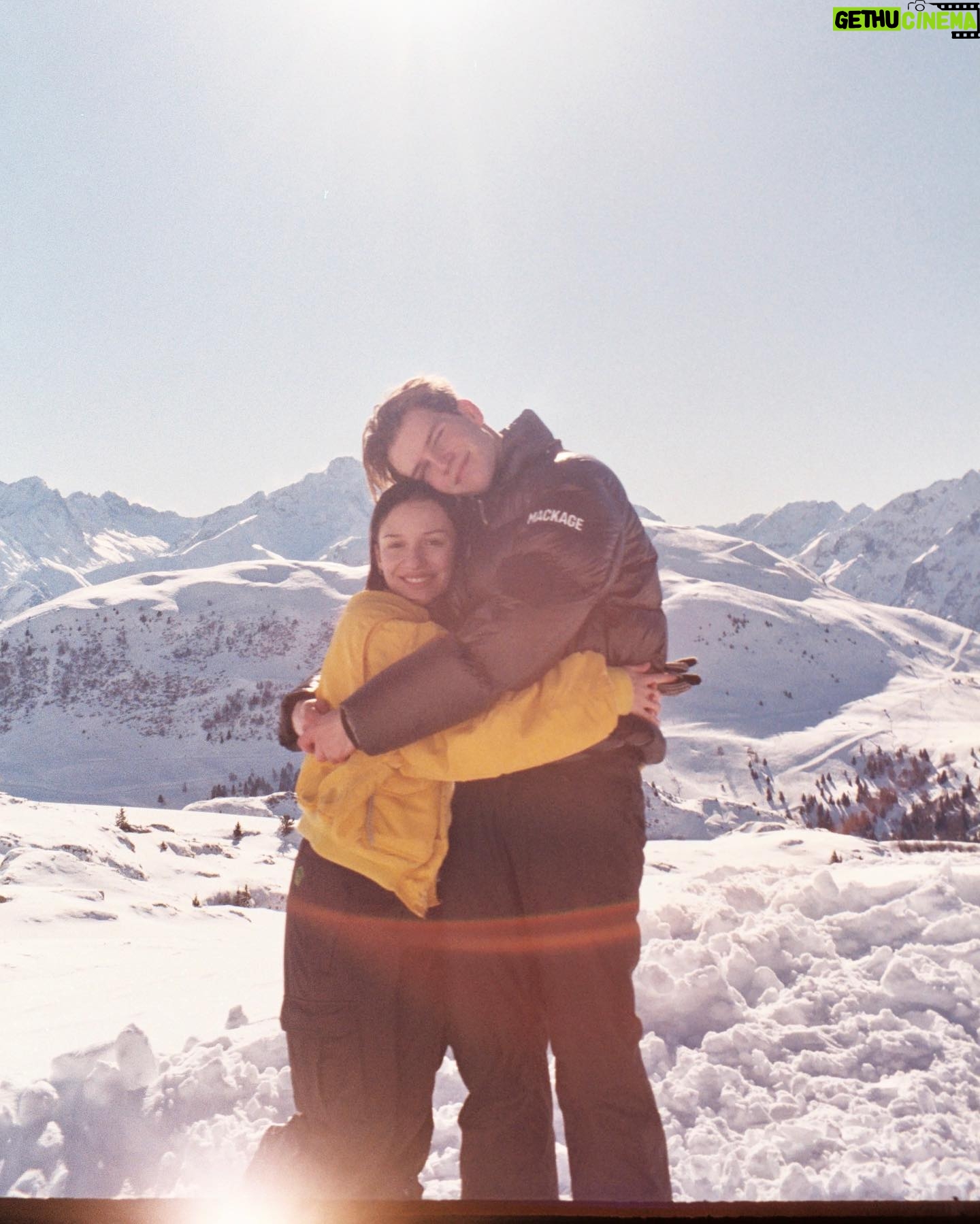 Enola Cosnier - 36.7K Likes - Toujours retardataire, argentique oblige ! Néanmoins, durant ce séjour, j’ai appris que je ne savais pas skier (du tout), que j’aimais être en jaune poussin, j’ai mangé pour la première fois une fondue (un délice quoiqu’un peu gras), et je dois avoir des restes de schweppes ginger dans le sang tellement j’en ai bu ! Voilà bisous 😎💋 Merci beaucoup @villaschweppes @bureaurevolvr @festivalpedhuez