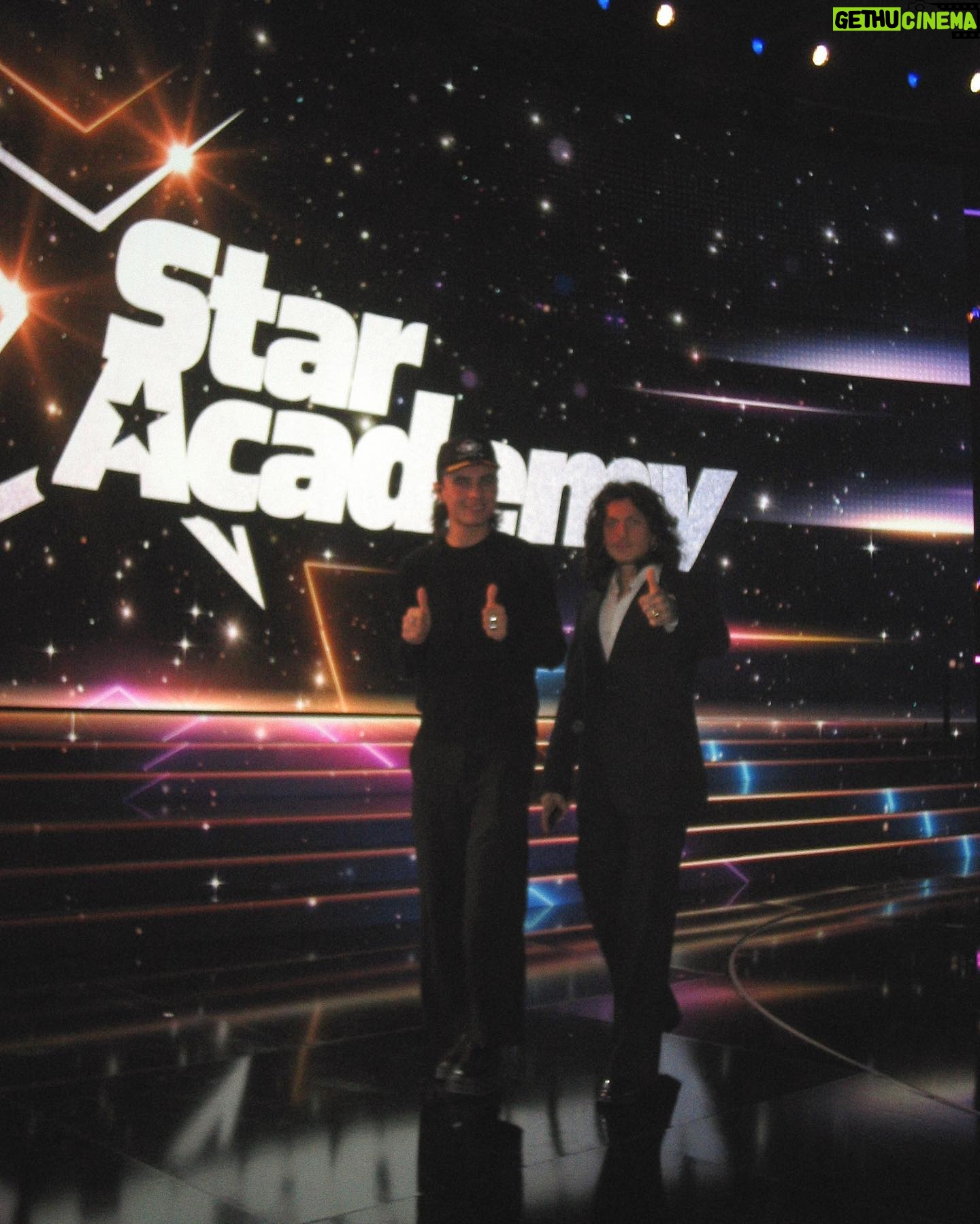 Enola Cosnier - 39K Likes - « Si je te fais un chignon plaqué, puis un brushing, va falloir que je te lave les cheveux à un moment ! »
04/11/2023 - Prime d’ouverture de la Star Academy promo 2023 - Argentique/Portra 400
📸 : @_elisajane_