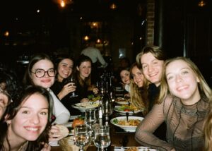 Enola Cosnier Instagram - 1. Mes 22 ans 
2. Dire au revoir à ces amis que je chéris tant et que je ne reverrai pas avant 6 semaines 
3. Première photo du premier trajet vers THE château, avec la participation active du bus…(sûrement dans un virage)
4. Le show case aux Halles ; chanter avec les copains, vous rencontrer, mesurer notre chance.
5. Les premiers plateaux radio
6. Première partie du concert de Kendji avec Roman 
7.  Écrire, composer, enregistrer, écrire, composer, enregistrer,….
8. Mon premier EP « Mémoire d’un été » 
9. Ma plus grande force

Tout ne fut pas aussi fluide et facile que le permet la magie d’Instagram avec ce carrousel de photo, mais je sais ma chance 🤍

Merci de m’avoir accordé une place dans vos pensées aujourd’hui. La Enola de 12 ans, déléguée de classe, présidente du club de lecture, et qui, l’ego bien gonflé, avait décrété auprès de ses parents que le 14 octobre était le jour le plus important de l’année, est pleinement satisfaite !
De mon côté, je suis extrêmement reconnaissante et c’est mon cœur qui est bien gonflé.

 À cette année, et à mes 23 ans ! 

Je vous embrasse fort,

Enola ⭐️