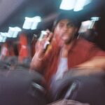 Enola Cosnier Instagram - 1. Mes 22 ans 2. Dire au revoir à ces amis que je chéris tant et que je ne reverrai pas avant 6 semaines 3. Première photo du premier trajet vers THE château, avec la participation active du bus…(sûrement dans un virage) 4. Le show case aux Halles ; chanter avec les copains, vous rencontrer, mesurer notre chance. 5. Les premiers plateaux radio 6. Première partie du concert de Kendji avec Roman 7. Écrire, composer, enregistrer, écrire, composer, enregistrer,…. 8. Mon premier EP « Mémoire d’un été » 9. Ma plus grande force Tout ne fut pas aussi fluide et facile que le permet la magie d’Instagram avec ce carrousel de photo, mais je sais ma chance 🤍 Merci de m’avoir accordé une place dans vos pensées aujourd’hui. La Enola de 12 ans, déléguée de classe, présidente du club de lecture, et qui, l’ego bien gonflé, avait décrété auprès de ses parents que le 14 octobre était le jour le plus important de l’année, est pleinement satisfaite ! De mon côté, je suis extrêmement reconnaissante et c’est mon cœur qui est bien gonflé. À cette année, et à mes 23 ans ! Je vous embrasse fort, Enola ⭐️