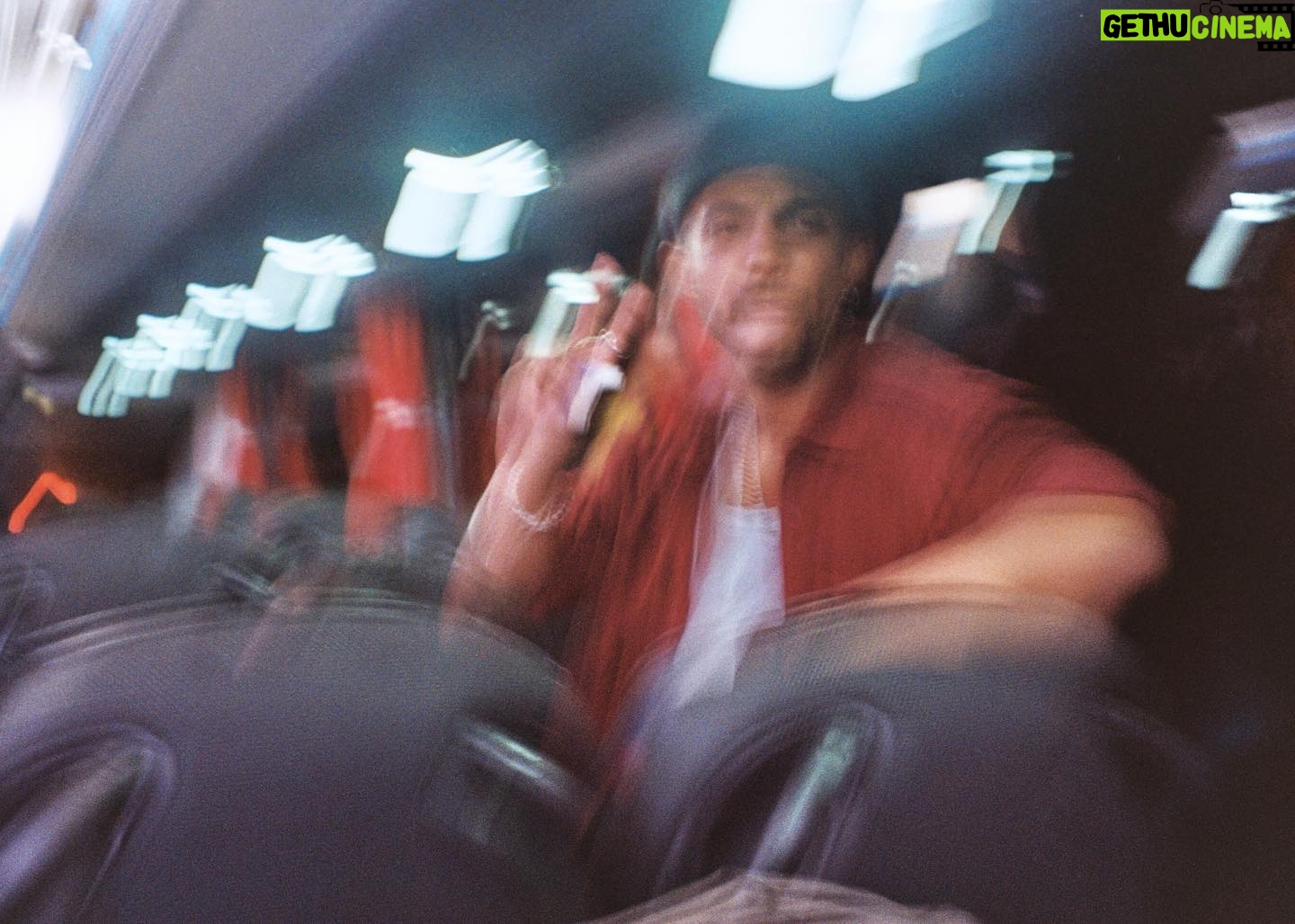 Enola Cosnier - 32.3K Likes - 1. Mes 22 ans
2. Dire au revoir à ces amis que je chéris tant et que je ne reverrai pas avant 6 semaines
3. Première photo du premier trajet vers THE château, avec la participation active du bus…(sûrement dans un virage)
4. Le show case aux Halles ; chanter avec les copains, vous rencontrer, mesurer notre chance.
5. Les premiers plateaux radio
6. Première partie du concert de Kendji avec Roman
7. Écrire, composer, enregistrer, écrire, composer, enregistrer,….
8. Mon premier EP « Mémoire d’un été »
9. Ma plus grande force
Tout ne fut pas aussi fluide et facile que le permet la magie d’Instagram avec ce carrousel de photo, mais je sais ma chance 🤍
Merci de m’avoir accordé une place dans vos pensées aujourd’hui. La Enola de 12 ans, déléguée de classe, présidente du club de lecture, et qui, l’ego bien gonflé, avait décrété auprès de ses parents que le 14 octobre était le jour le plus important de l’année, est pleinement satisfaite !
De mon côté, je suis extrêmement reconnaissante et c’est mon cœur qui est bien gonflé.
À cette année, et à mes 23 ans !
Je vous embrasse fort,
Enola ⭐️