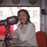 Enola Cosnier Instagram - 1. Mes 22 ans 2. Dire au revoir à ces amis que je chéris tant et que je ne reverrai pas avant 6 semaines 3. Première photo du premier trajet vers THE château, avec la participation active du bus…(sûrement dans un virage) 4. Le show case aux Halles ; chanter avec les copains, vous rencontrer, mesurer notre chance. 5. Les premiers plateaux radio 6. Première partie du concert de Kendji avec Roman 7. Écrire, composer, enregistrer, écrire, composer, enregistrer,…. 8. Mon premier EP « Mémoire d’un été » 9. Ma plus grande force Tout ne fut pas aussi fluide et facile que le permet la magie d’Instagram avec ce carrousel de photo, mais je sais ma chance 🤍 Merci de m’avoir accordé une place dans vos pensées aujourd’hui. La Enola de 12 ans, déléguée de classe, présidente du club de lecture, et qui, l’ego bien gonflé, avait décrété auprès de ses parents que le 14 octobre était le jour le plus important de l’année, est pleinement satisfaite ! De mon côté, je suis extrêmement reconnaissante et c’est mon cœur qui est bien gonflé. À cette année, et à mes 23 ans ! Je vous embrasse fort, Enola ⭐️