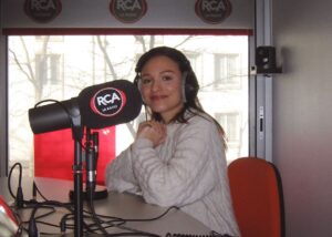 Enola Cosnier Instagram - 1. Mes 22 ans 
2. Dire au revoir à ces amis que je chéris tant et que je ne reverrai pas avant 6 semaines 
3. Première photo du premier trajet vers THE château, avec la participation active du bus…(sûrement dans un virage)
4. Le show case aux Halles ; chanter avec les copains, vous rencontrer, mesurer notre chance.
5. Les premiers plateaux radio
6. Première partie du concert de Kendji avec Roman 
7.  Écrire, composer, enregistrer, écrire, composer, enregistrer,….
8. Mon premier EP « Mémoire d’un été » 
9. Ma plus grande force

Tout ne fut pas aussi fluide et facile que le permet la magie d’Instagram avec ce carrousel de photo, mais je sais ma chance 🤍

Merci de m’avoir accordé une place dans vos pensées aujourd’hui. La Enola de 12 ans, déléguée de classe, présidente du club de lecture, et qui, l’ego bien gonflé, avait décrété auprès de ses parents que le 14 octobre était le jour le plus important de l’année, est pleinement satisfaite !
De mon côté, je suis extrêmement reconnaissante et c’est mon cœur qui est bien gonflé.

 À cette année, et à mes 23 ans ! 

Je vous embrasse fort,

Enola ⭐️