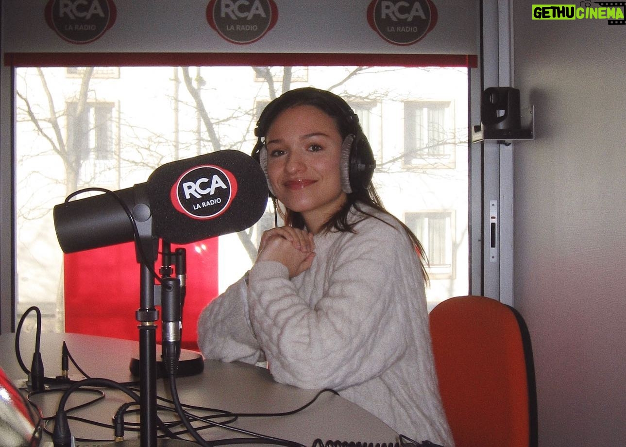 Enola Cosnier - 32.3K Likes - 1. Mes 22 ans
2. Dire au revoir à ces amis que je chéris tant et que je ne reverrai pas avant 6 semaines
3. Première photo du premier trajet vers THE château, avec la participation active du bus…(sûrement dans un virage)
4. Le show case aux Halles ; chanter avec les copains, vous rencontrer, mesurer notre chance.
5. Les premiers plateaux radio
6. Première partie du concert de Kendji avec Roman
7. Écrire, composer, enregistrer, écrire, composer, enregistrer,….
8. Mon premier EP « Mémoire d’un été »
9. Ma plus grande force
Tout ne fut pas aussi fluide et facile que le permet la magie d’Instagram avec ce carrousel de photo, mais je sais ma chance 🤍
Merci de m’avoir accordé une place dans vos pensées aujourd’hui. La Enola de 12 ans, déléguée de classe, présidente du club de lecture, et qui, l’ego bien gonflé, avait décrété auprès de ses parents que le 14 octobre était le jour le plus important de l’année, est pleinement satisfaite !
De mon côté, je suis extrêmement reconnaissante et c’est mon cœur qui est bien gonflé.
À cette année, et à mes 23 ans !
Je vous embrasse fort,
Enola ⭐️