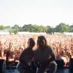 Enola Cosnier Instagram - 1. Mes 22 ans 2. Dire au revoir à ces amis que je chéris tant et que je ne reverrai pas avant 6 semaines 3. Première photo du premier trajet vers THE château, avec la participation active du bus…(sûrement dans un virage) 4. Le show case aux Halles ; chanter avec les copains, vous rencontrer, mesurer notre chance. 5. Les premiers plateaux radio 6. Première partie du concert de Kendji avec Roman 7. Écrire, composer, enregistrer, écrire, composer, enregistrer,…. 8. Mon premier EP « Mémoire d’un été » 9. Ma plus grande force Tout ne fut pas aussi fluide et facile que le permet la magie d’Instagram avec ce carrousel de photo, mais je sais ma chance 🤍 Merci de m’avoir accordé une place dans vos pensées aujourd’hui. La Enola de 12 ans, déléguée de classe, présidente du club de lecture, et qui, l’ego bien gonflé, avait décrété auprès de ses parents que le 14 octobre était le jour le plus important de l’année, est pleinement satisfaite ! De mon côté, je suis extrêmement reconnaissante et c’est mon cœur qui est bien gonflé. À cette année, et à mes 23 ans ! Je vous embrasse fort, Enola ⭐️