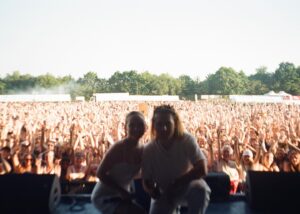 Enola Cosnier Instagram - 1. Mes 22 ans 
2. Dire au revoir à ces amis que je chéris tant et que je ne reverrai pas avant 6 semaines 
3. Première photo du premier trajet vers THE château, avec la participation active du bus…(sûrement dans un virage)
4. Le show case aux Halles ; chanter avec les copains, vous rencontrer, mesurer notre chance.
5. Les premiers plateaux radio
6. Première partie du concert de Kendji avec Roman 
7.  Écrire, composer, enregistrer, écrire, composer, enregistrer,….
8. Mon premier EP « Mémoire d’un été » 
9. Ma plus grande force

Tout ne fut pas aussi fluide et facile que le permet la magie d’Instagram avec ce carrousel de photo, mais je sais ma chance 🤍

Merci de m’avoir accordé une place dans vos pensées aujourd’hui. La Enola de 12 ans, déléguée de classe, présidente du club de lecture, et qui, l’ego bien gonflé, avait décrété auprès de ses parents que le 14 octobre était le jour le plus important de l’année, est pleinement satisfaite !
De mon côté, je suis extrêmement reconnaissante et c’est mon cœur qui est bien gonflé.

 À cette année, et à mes 23 ans ! 

Je vous embrasse fort,

Enola ⭐️