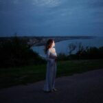 Enola Cosnier Instagram - 1. Mes 22 ans 2. Dire au revoir à ces amis que je chéris tant et que je ne reverrai pas avant 6 semaines 3. Première photo du premier trajet vers THE château, avec la participation active du bus…(sûrement dans un virage) 4. Le show case aux Halles ; chanter avec les copains, vous rencontrer, mesurer notre chance. 5. Les premiers plateaux radio 6. Première partie du concert de Kendji avec Roman 7. Écrire, composer, enregistrer, écrire, composer, enregistrer,…. 8. Mon premier EP « Mémoire d’un été » 9. Ma plus grande force Tout ne fut pas aussi fluide et facile que le permet la magie d’Instagram avec ce carrousel de photo, mais je sais ma chance 🤍 Merci de m’avoir accordé une place dans vos pensées aujourd’hui. La Enola de 12 ans, déléguée de classe, présidente du club de lecture, et qui, l’ego bien gonflé, avait décrété auprès de ses parents que le 14 octobre était le jour le plus important de l’année, est pleinement satisfaite ! De mon côté, je suis extrêmement reconnaissante et c’est mon cœur qui est bien gonflé. À cette année, et à mes 23 ans ! Je vous embrasse fort, Enola ⭐️