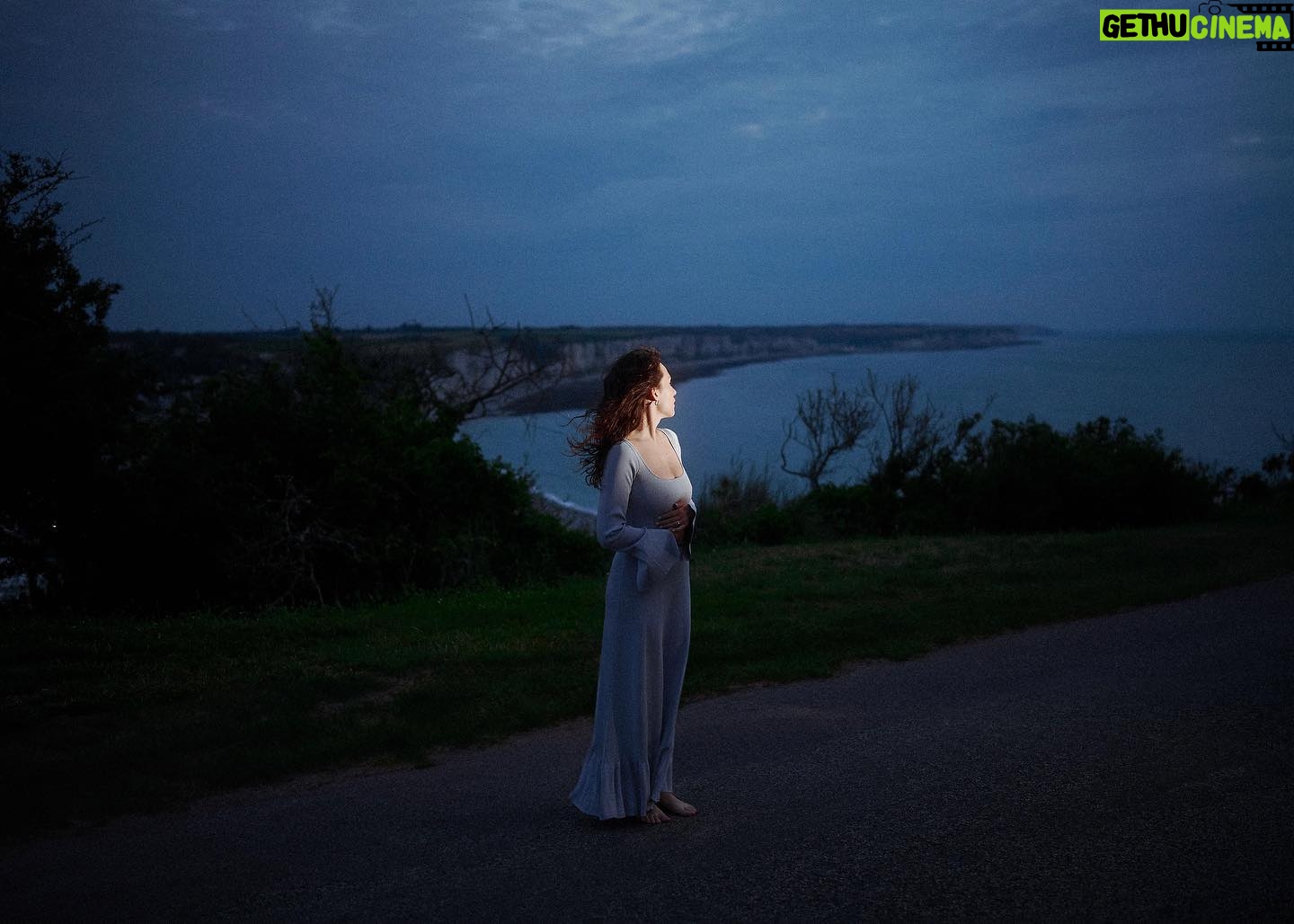 Enola Cosnier - 32.3K Likes - 1. Mes 22 ans
2. Dire au revoir à ces amis que je chéris tant et que je ne reverrai pas avant 6 semaines
3. Première photo du premier trajet vers THE château, avec la participation active du bus…(sûrement dans un virage)
4. Le show case aux Halles ; chanter avec les copains, vous rencontrer, mesurer notre chance.
5. Les premiers plateaux radio
6. Première partie du concert de Kendji avec Roman
7. Écrire, composer, enregistrer, écrire, composer, enregistrer,….
8. Mon premier EP « Mémoire d’un été »
9. Ma plus grande force
Tout ne fut pas aussi fluide et facile que le permet la magie d’Instagram avec ce carrousel de photo, mais je sais ma chance 🤍
Merci de m’avoir accordé une place dans vos pensées aujourd’hui. La Enola de 12 ans, déléguée de classe, présidente du club de lecture, et qui, l’ego bien gonflé, avait décrété auprès de ses parents que le 14 octobre était le jour le plus important de l’année, est pleinement satisfaite !
De mon côté, je suis extrêmement reconnaissante et c’est mon cœur qui est bien gonflé.
À cette année, et à mes 23 ans !
Je vous embrasse fort,
Enola ⭐️
