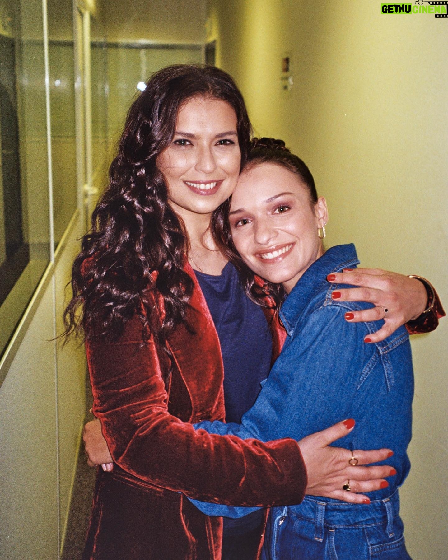 Enola Cosnier - 81.6K Likes - Cette première photo c’est le début de tout ! J’ai écrit « Je suis élève à la Star Academy 2022 » le 28 juin 2022 ,en rentrant de mon audition à l’Atrium de TF1. Je faisais alors parti des 120 derniers candidats sélectionnés. Ce jour-là, je rencontrais pour la première fois Louis, sans me douter une seule seconde de la place qu’il prendrait dans mon cœur. J’ai passé l’été le plus long de ma vie, à attendre une réponse qui n’arrivait pas. Puis, arriva ce jour du 16 septembre 2022. C’est ce jour-là, en rentrant du plateau de « Danse avec les Stars », que j’écris sur mon miroir « Oui, tu es prise !», parce que j’étais la première candidate de la Star Academy 2022, annoncée en Prime Time par @nikosaliagas
Je me souviens de la première fois où j’ai rencontré @luciebernardoni . Je devais faire ma prise de tonalité pour la chanson « Voilà » avec ma nouvelle répétitrice. Et j’ai vécu mon moment « Fan Girl » le plus intériorisé de ma vie quand sa caméra s’est ouverte ,et que je l’ai reconnu sans trop y croire :
« Bonjour, moi c’est Lucie !
- OUI JE SAIS ! Je vous ai reconnu ! »
Je ne savais pas que cette femme ( et ma @marleneschaff adorée ) deviendrait une de mes lumières réconfortantes de cette aventure, deviendrait Maman Lulu ou Mama Lucia ( quand c’est Lucie qui le dit haha). Tellement de moments, hors des caméras, qui n’appartiennent qu’à nous. Un peu comme ces photos à l’argentique, que j’ai adoré vous partager. J’ai été très ému quand j’ai découvert les premiers tirages…on était ✨beaux ensemble ✨
Merci à la production d’avoir accepté que je prenne ce petit objet avec moi au sein du château. Merci à mes camarades, et professeurs d’avoir été les meilleurs modèles photo ever 🙌🏼
Ce soir, vous pourrez nous retrouver sur TF1, à partir de 21h10 pour « Les 12 Coups de Noël ». Je vous souhaite de passer un beau réveillon , et un merveilleux Noël 🎄🎁
Je vous embrasse,
Enola ⭐️
@albilouis @anishajo.music @leaa.hdd @ahcene.off @carladonaoff @chriscamalon @tianaa.off @amisse.music @canaby.jr @cenzo_thn @sr_stanislas @paola.prrn @laure.balon.coaching @pierredebrauer @yanismarshall @adelinetoniutti @michael.mmcgold
