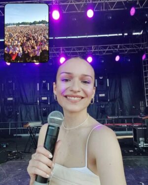 Enola Cosnier Instagram - Premier festival, première « première partie », première scène de « Belle et douce » ✨

Encore merci à @marignyevenement de m’avoir fait confiance 🤜🏼🤛🏼