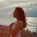 Enola Cosnier Instagram - Premiers essais, à l’argentique, pour la pochette de « Mémoire d’un Été » par la brillante @emmacortijo 🫶🏻✨ Ce soir, à minuit, sortent mes premières chansons. Je voulais profiter de ce post pour remercier toutes les personnes qui ont contribué à ce projet. Merci à @roman.claverie , @tchakomusic , @francois_henri_ et @emmacortijo pour leur écoute, leur patience et leur talent 🤜🏼🤛🏼 Merci à @clemencedewatre , @baptistededeyan , @ninamltnv , @enquinp ,@manonfbe_ , @_elisajane_ , et @magalie_hn pour leur aide inestimable ! Et un merci tout particulier aux personnes qui prennent le temps de m’écrire, de faire des montages, ou de venir me voir dans la rue. Vos mots me sont précieux ! 🤍 C’est dans vos oreilles que ces trois titres vont prendre sens, ainsi j’espère qu’ils vous plairont et raisonneront en vous. Je suis impatiente de savoir quel titre, quelles paroles vous toucheront le plus ! Je vous embrasse fort ! Enola ⭐️