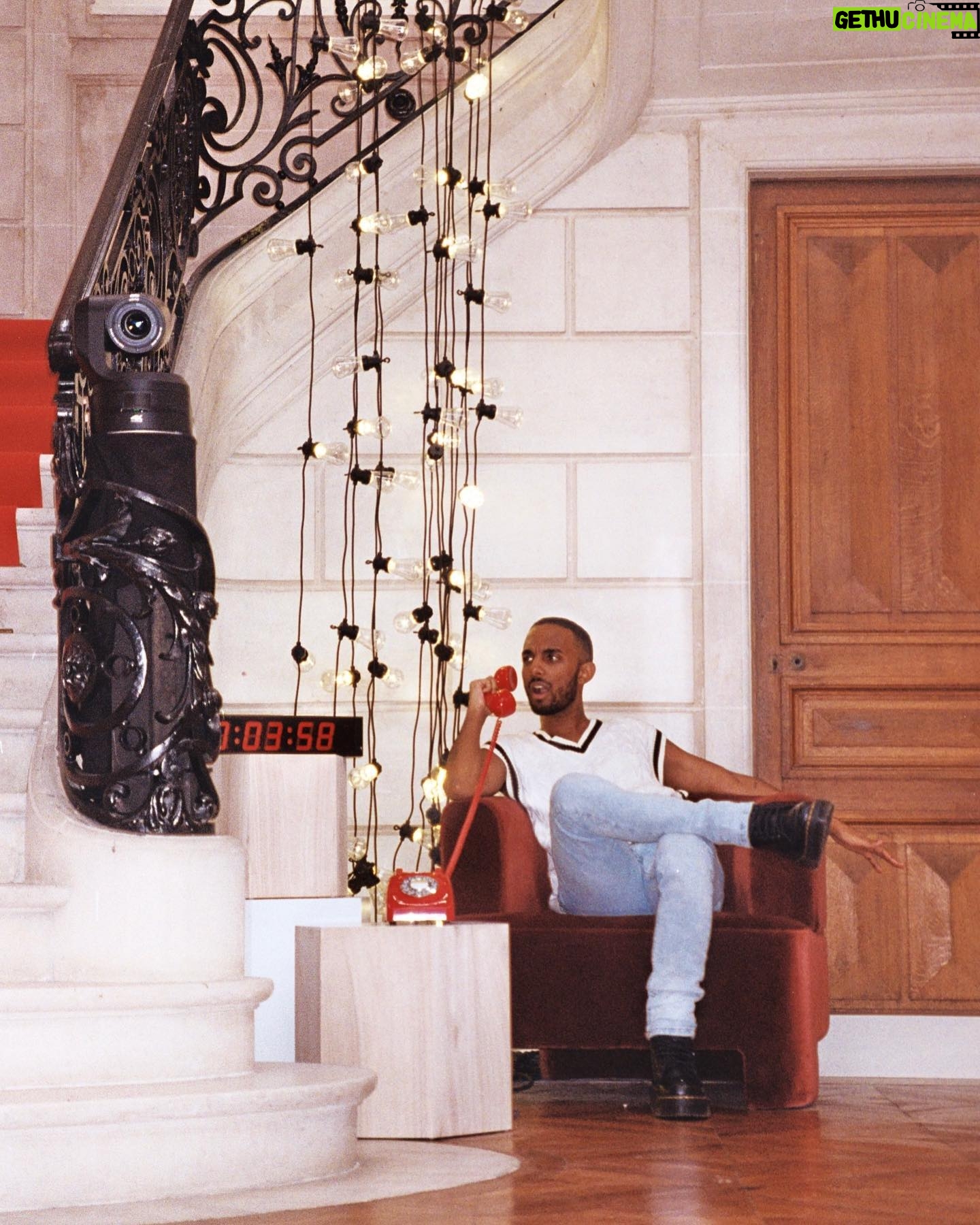Enola Cosnier - 81.6K Likes - Cette première photo c’est le début de tout ! J’ai écrit « Je suis élève à la Star Academy 2022 » le 28 juin 2022 ,en rentrant de mon audition à l’Atrium de TF1. Je faisais alors parti des 120 derniers candidats sélectionnés. Ce jour-là, je rencontrais pour la première fois Louis, sans me douter une seule seconde de la place qu’il prendrait dans mon cœur. J’ai passé l’été le plus long de ma vie, à attendre une réponse qui n’arrivait pas. Puis, arriva ce jour du 16 septembre 2022. C’est ce jour-là, en rentrant du plateau de « Danse avec les Stars », que j’écris sur mon miroir « Oui, tu es prise !», parce que j’étais la première candidate de la Star Academy 2022, annoncée en Prime Time par @nikosaliagas
Je me souviens de la première fois où j’ai rencontré @luciebernardoni . Je devais faire ma prise de tonalité pour la chanson « Voilà » avec ma nouvelle répétitrice. Et j’ai vécu mon moment « Fan Girl » le plus intériorisé de ma vie quand sa caméra s’est ouverte ,et que je l’ai reconnu sans trop y croire :
« Bonjour, moi c’est Lucie !
- OUI JE SAIS ! Je vous ai reconnu ! »
Je ne savais pas que cette femme ( et ma @marleneschaff adorée ) deviendrait une de mes lumières réconfortantes de cette aventure, deviendrait Maman Lulu ou Mama Lucia ( quand c’est Lucie qui le dit haha). Tellement de moments, hors des caméras, qui n’appartiennent qu’à nous. Un peu comme ces photos à l’argentique, que j’ai adoré vous partager. J’ai été très ému quand j’ai découvert les premiers tirages…on était ✨beaux ensemble ✨
Merci à la production d’avoir accepté que je prenne ce petit objet avec moi au sein du château. Merci à mes camarades, et professeurs d’avoir été les meilleurs modèles photo ever 🙌🏼
Ce soir, vous pourrez nous retrouver sur TF1, à partir de 21h10 pour « Les 12 Coups de Noël ». Je vous souhaite de passer un beau réveillon , et un merveilleux Noël 🎄🎁
Je vous embrasse,
Enola ⭐️
@albilouis @anishajo.music @leaa.hdd @ahcene.off @carladonaoff @chriscamalon @tianaa.off @amisse.music @canaby.jr @cenzo_thn @sr_stanislas @paola.prrn @laure.balon.coaching @pierredebrauer @yanismarshall @adelinetoniutti @michael.mmcgold