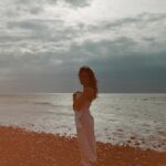 Enola Cosnier Instagram - Premiers essais, à l’argentique, pour la pochette de « Mémoire d’un Été » par la brillante @emmacortijo 🫶🏻✨ Ce soir, à minuit, sortent mes premières chansons. Je voulais profiter de ce post pour remercier toutes les personnes qui ont contribué à ce projet. Merci à @roman.claverie , @tchakomusic , @francois_henri_ et @emmacortijo pour leur écoute, leur patience et leur talent 🤜🏼🤛🏼 Merci à @clemencedewatre , @baptistededeyan , @ninamltnv , @enquinp ,@manonfbe_ , @_elisajane_ , et @magalie_hn pour leur aide inestimable ! Et un merci tout particulier aux personnes qui prennent le temps de m’écrire, de faire des montages, ou de venir me voir dans la rue. Vos mots me sont précieux ! 🤍 C’est dans vos oreilles que ces trois titres vont prendre sens, ainsi j’espère qu’ils vous plairont et raisonneront en vous. Je suis impatiente de savoir quel titre, quelles paroles vous toucheront le plus ! Je vous embrasse fort ! Enola ⭐️