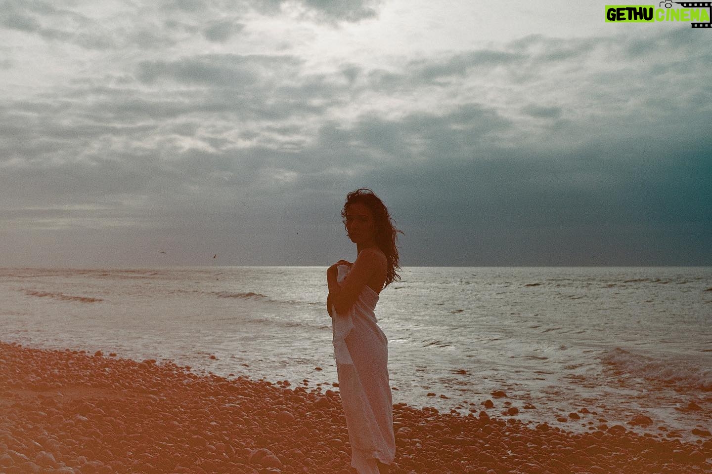Enola Cosnier Instagram - Premiers essais, à l’argentique, pour la pochette de « Mémoire d’un Été » par la brillante @emmacortijo 🫶🏻✨ Ce soir, à minuit, sortent mes premières chansons. Je voulais profiter de ce post pour remercier toutes les personnes qui ont contribué à ce projet. Merci à @roman.claverie , @tchakomusic , @francois_henri_ et @emmacortijo pour leur écoute, leur patience et leur talent 🤜🏼🤛🏼 Merci à @clemencedewatre , @baptistededeyan , @ninamltnv , @enquinp ,@manonfbe_ , @_elisajane_ , et @magalie_hn pour leur aide inestimable ! Et un merci tout particulier aux personnes qui prennent le temps de m’écrire, de faire des montages, ou de venir me voir dans la rue. Vos mots me sont précieux ! 🤍 C’est dans vos oreilles que ces trois titres vont prendre sens, ainsi j’espère qu’ils vous plairont et raisonneront en vous. Je suis impatiente de savoir quel titre, quelles paroles vous toucheront le plus ! Je vous embrasse fort ! Enola ⭐️