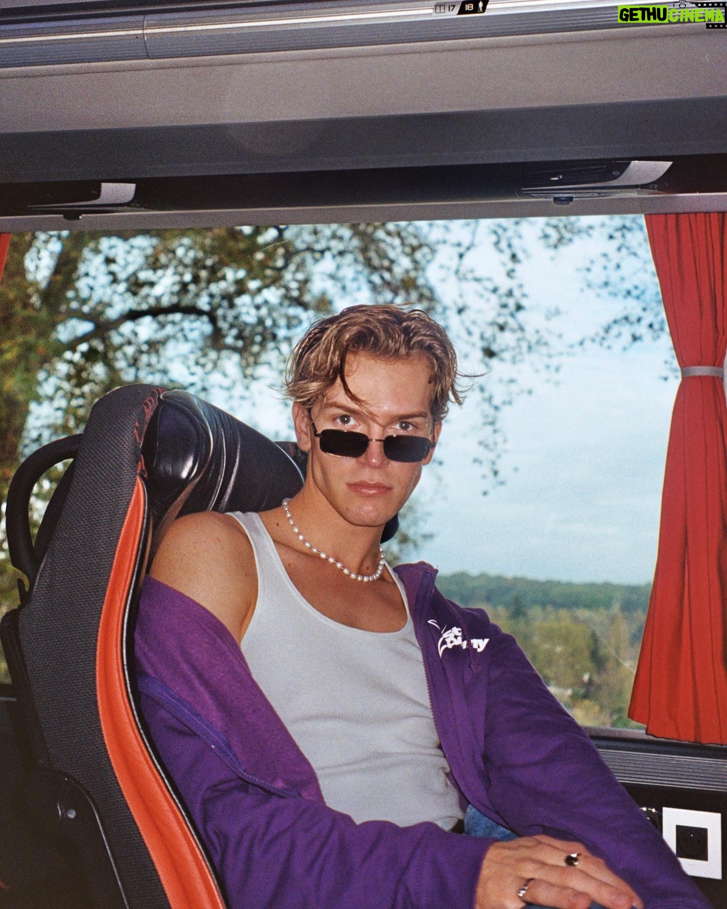 Enola Cosnier - 81.6K Likes - Cette première photo c’est le début de tout ! J’ai écrit « Je suis élève à la Star Academy 2022 » le 28 juin 2022 ,en rentrant de mon audition à l’Atrium de TF1. Je faisais alors parti des 120 derniers candidats sélectionnés. Ce jour-là, je rencontrais pour la première fois Louis, sans me douter une seule seconde de la place qu’il prendrait dans mon cœur. J’ai passé l’été le plus long de ma vie, à attendre une réponse qui n’arrivait pas. Puis, arriva ce jour du 16 septembre 2022. C’est ce jour-là, en rentrant du plateau de « Danse avec les Stars », que j’écris sur mon miroir « Oui, tu es prise !», parce que j’étais la première candidate de la Star Academy 2022, annoncée en Prime Time par @nikosaliagas
Je me souviens de la première fois où j’ai rencontré @luciebernardoni . Je devais faire ma prise de tonalité pour la chanson « Voilà » avec ma nouvelle répétitrice. Et j’ai vécu mon moment « Fan Girl » le plus intériorisé de ma vie quand sa caméra s’est ouverte ,et que je l’ai reconnu sans trop y croire :
« Bonjour, moi c’est Lucie !
- OUI JE SAIS ! Je vous ai reconnu ! »
Je ne savais pas que cette femme ( et ma @marleneschaff adorée ) deviendrait une de mes lumières réconfortantes de cette aventure, deviendrait Maman Lulu ou Mama Lucia ( quand c’est Lucie qui le dit haha). Tellement de moments, hors des caméras, qui n’appartiennent qu’à nous. Un peu comme ces photos à l’argentique, que j’ai adoré vous partager. J’ai été très ému quand j’ai découvert les premiers tirages…on était ✨beaux ensemble ✨
Merci à la production d’avoir accepté que je prenne ce petit objet avec moi au sein du château. Merci à mes camarades, et professeurs d’avoir été les meilleurs modèles photo ever 🙌🏼
Ce soir, vous pourrez nous retrouver sur TF1, à partir de 21h10 pour « Les 12 Coups de Noël ». Je vous souhaite de passer un beau réveillon , et un merveilleux Noël 🎄🎁
Je vous embrasse,
Enola ⭐️
@albilouis @anishajo.music @leaa.hdd @ahcene.off @carladonaoff @chriscamalon @tianaa.off @amisse.music @canaby.jr @cenzo_thn @sr_stanislas @paola.prrn @laure.balon.coaching @pierredebrauer @yanismarshall @adelinetoniutti @michael.mmcgold