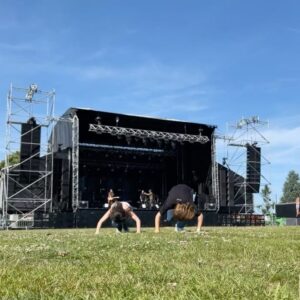 Enola Cosnier Instagram - Premier festival, première « première partie », première scène de « Belle et douce » ✨

Encore merci à @marignyevenement de m’avoir fait confiance 🤜🏼🤛🏼
