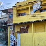 Enora Malagré Instagram - Aujourd’hui je vous fais découvrir la @casaamarelaprovidencia , une école et une résidence culturelle, créé par les artistes @jr et @mauhora en 2009 à Morro da Providência , la première favéla du Brésil . Nina , la co-directrice de l’école nous ouvre les portes de cette maison toute jaune remplie de joie et d’espoir 💛. Merci @ninasoutoul et @crvg_lucasdapazz pour cet accueil si chaleureux et immense bravo à @jr et @marc et toutes leurs équipes .