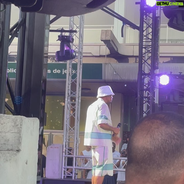 Enora Malagré Instagram - 17 juin 2022 j’ai vu mon idole @nas en concert , enfin...( et il M’a regardée ahaha ) . Je saigne ses albums depuis le premier « lllmatic» ... j’avais 14 ans , et je découvrais le Hip’hop et sa culture , qui ont changé ma vie . Mon amour pour cet artiste, cette musique et cette culture est intact et @nas est toujours aussi impressionnant . Le roi 👑. Merci la vie . ❤️Merci @livenationfr et @nicolasboualami. THE WORLD IS YOURS