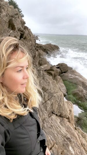 Enora Malagré Instagram - J’y suis , j ´y reste 🌊. #mabretagne #bzh 🙋🏼‍♀️