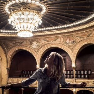 Enora Malagré Instagram - J-1 . Ça y est ... 2 ans que j’attends de remonter sur scène , Covid oblige... je suis comédienne depuis que j ai 20 ans et enfin ma première pièce « dramatique » . Quel challenge! Merci à Eric Assous à qui je dois tant et qui de là haut doit être bien fier du  formidable travail de ma metteuse en scène , la grande @anne.bouvier0444 , Assistée de l ‘incroyable Anne Poirier Busson . J’ai hâte  d’être à demain , plus qu’un seul dodo , et de retrouver ma maison : la scène . Merci à vous pour votre incroyable soutien , vos mots si tendres et votre lumière , grâce à vous j ‘ ai la tête dans les étoiles ! Il me tarde de vous retrouver enfin en tournée , d ‘échanger avec vous , de rire . 2 ans.... que j attends .... et cette pandémie qui s’accroche mais qui,  je vous en supplie, ne doit pas vous empêcher d’aller au théâtre ! C’est un endroit sûr je vous le garantis ! Vive le spectacle vivant ! 💓 et enfin , un immense merci à mes producteurs chéris @lesluciolesprod_officiel  et à mon merveilleux partenaire @brunomadinier_officiel #derrierelerideau