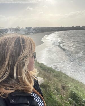 Enora Malagré Instagram - Ça c’est mon pays, ma région, là où j’ai grandi: Concarneau ( konkern) . Tous mes plus beaux souvenirs sont lovés sur cette côte , dans la ville close , près du rouz ou vers kerose . A bord d’un optimiste avec mes cousins qui rient et ma mère qui a peur , à cheval avec mon grand père qui applaudit ou dans les bras de ma grand mère qui me chante «  didi » .  Dans le salon de mon oncle qui jouent des cuillères pendant que mon père fait le pitre . La jolie enfance à concarneau .  Chez nous les gens sont accueillants,  pudiques , solidaires , un peu fiers  et fort festifs . Je suis émue lorsque je revois mon amie d´enfance Jenny  qui n’en est jamais partie et qui semble plus heureuse que moi qui ai fuis un peu partout . Je suis apaisée quand j y retrouve ma famille et réjouis lorsque je me fais des nouvelles copines , comme ma douce et
Militante Sissi. Lorsque  je quitte concarneau , ç est la meilleure partie de moi qui reste là bas . Du coup  je pleure à chaque fois . Alors avant de revenir , très vite , je vous dis kenavo , Ar vechal  et Bevet Breizh ! #bzh @jennylamboleyserre @sissi_sgc