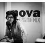 Enora Malagré Instagram – Aujourd’hui c’est la journée mondiale de la radio , le média que je préfère de loin … je n’ai pas pu glisser dans ce carrousel tous mes souvenirs car mine de rien ça fait un peu plus de 17 ans , et oui 17 ans que je travaille à la radio . Une vie en somme . J’ai commencé par faire des voix de pub … et aujourd’hui je fais des selfies avec sylvie Vartan 😂.
😂. Au milieu de tout cela , il y a eu des fous rires , de grandes émotions , beaucoup de travail et surtout une rencontre : cette dernière photo , celle de Fadia Dimerdji qui a changé ma vie . Un soir , elle a sauvée la jeune fille paumée que j’étais en lui proposant du boulot à radio nova … je crois qu’enfin , de là où elle est , elle n’a plus à rougir de moi . Il était temps .. merci tata Fadia et vive la radio !