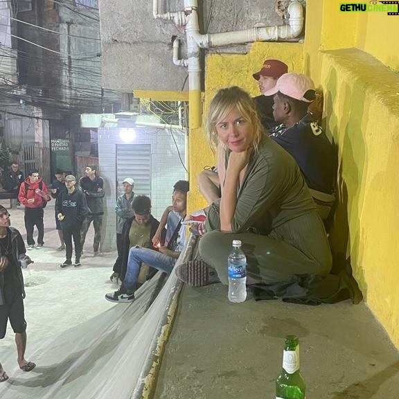 Enora Malagré Instagram - Cette fois nous sommes partis dans la favéla de Rocinha pour rejoindre Michel ( @moreira.capitao ) ( sa photo est à la fin de ce Reel) qui , avec son sourire et sa détermination , organise tous les dimanches depuis 5 ans , des battle de rap pour les jeunes ,dans le skate parc historique de cette favéla . Et oui , pour y accéder , ç est à moto et sans casque , vous imaginez bien que j’ai rien osé dire ahahah 😉😉💚💛💙. 🙏🏼 @rodaculturalrocinha