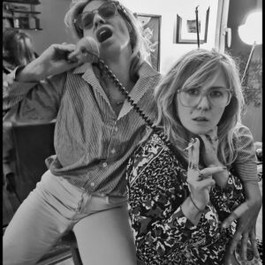 Enora Malagré Instagram - Oui je sais ... cette photo est folle 😂😂😂. Un sommet !Ma tête de dactylo allemande pervers 😂😂!! C’était un samedi soir sur la terre avec ma grande sœur de cœur @celinequideau . Quel fou rire ! Alors on recommence ,lâchez vous sur les légendes , je crois que là ..y ‘a de quoi ! Je publie demain soir les 4 plus drôles. Bisous doux 💋