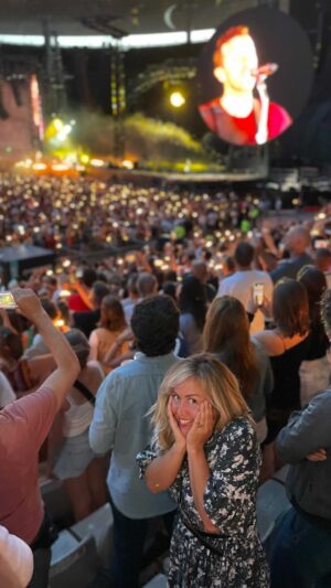 Enora Malagré Instagram - Hier j’ai eu la chance de voir @coldplay sur scène au stade de France . J’écoute ce groupe depuis 20 ans , souvent avec ma maman , alors c’est tout émue et heureuse que j’ai chanté et sautillé sur leurs tubes qui m’accompagnent depuis tant d ‘années. Je n’ai jamais vu autant de bonheur sur scène et dans le public . Ils sont magiques . C’est le plus beau concert que j’ai vu de ma vie . Ils ont détrôné ma Madonna 😂. Merci la vie . Merci mon ami chéri @alexmany83 et merci aux copains de @warnermusicfr . #coldplayparis . 16/07/22 .
