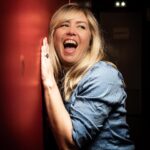 Enora Malagré Instagram - Pendant des années on m ‘a objetisée . J’étais tellement conditionnée par le regard des hommes que je pensais que m’hypersexualiser me faisait exister . J’ai dis et fais beaucoup de bêtises . Mais j’ai toujours été libre . Même de commettre des erreurs . J’ai cette chance. Aujourd’hui j’ai 42 ans , 10kg en plus , un double menton et tjs des dents trop grandes . La maladie , les excès et le temps ont laissé des traces mais je suis heureuse et toujours aussi libre . Je suis réparée , quasiment. Mes amis pensent que je poste trop de contenu féministe ici , que ça va me desservir dans mon métier de comédienne... ce sont majoritairement mes amis hommes et ils ont tort . Encore et toujours vouloir me dicter ma conduite .... C ‘est exaspérant. Et puis c’est en regardant certains comptes sur Instagram, en écoutant certaines paroles féministes , en lisant plusieurs livres , et en regardant des films que je suis parvenue à me déconstruire et à devenir plus forte . Parceque je me suis sentie moins seule . Alors je vais continuer . On est ensemble ✊🏼💜. #8mars #endogirls🎗️ #femmevieliberté 📸: @newram
