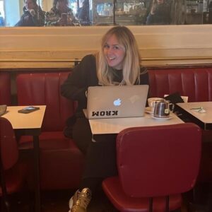 Enora Malagré Instagram - L’étudiante 😂😘. Et au fait les chatons c’est quoi votre film nostalgie à vous ?🎬