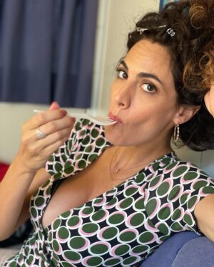 Enrica Guidi Instagram - Finisco di cenare, mi tolgo i beccucci dai capelli e arrivo…. Dieci minuti e ci sono 😁
@idelittidelbarlume 
@skyitalia 
@nowtvit 
@palomarproduction