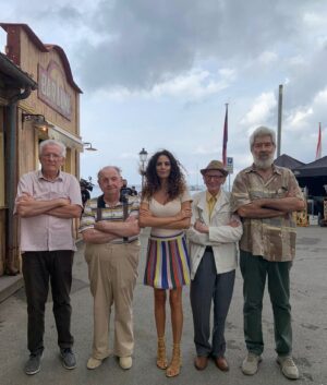 Enrica Guidi Instagram - Siete pronti per la nuova puntata? 
Noi si!
Vi aspettiamo stasera alle 21:15 su #skycinema e #nowtv con #abocceferme 
@skyitalia 
@nowtvit 
@palomarproduction 
@roanjohnson