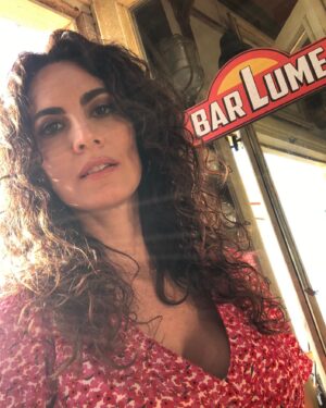 Enrica Guidi Instagram - Domenica la “Tizi” ha portato Enrica al Festival di Torino (che bella Torino!!) …. Dopo undici anni di tv, vedere un episodio proiettato al cinema è stata una grande sorpresa inaspettata…. Poi Enrica ha confessato alla “Tizi” che ascoltare e sentire la sala e condividere qualche risata fa bene al cuore e all’anima…. Immaginare di poter condividere attimi di leggerezza e spensieratezza fa sembrare di poter fare qualcosinainainainaina di buono.
Da gennaio i nuovi episodi de “I Delitti Del Barlume” entreranno nelle case…. E dato che spesso le persone che incontro e seguono la serie mi dicono “mi sembra di conoscerti già da tempo”…. Spero anche quest’anno di essere accolta come una cara amica!!
GRAZIE a tutti quelli che lo rendono possibile ❤️
 @torinofilmfestival  @skyitalia @nowtvit @palomarproduction @roanjohnson #milenacocozza @filippotimi @stefano.fresi @corradoguzzanti @lucia_mascino @michele_di_mauro @paolopollocioni @guglielmofavilla @danielemarmi @sandrobenve #atosdavini #massimopaganelli #marcellomarziali @paolo_landolfi #alessandratrippetta @ziarosanna @chiara.cec @yesenia__klv @ma_eva_chi @seforandia @margheritaverona @rusty_supernova @loli_lana_banana @lucaccu #ottaviamadeddu #davidelantieri #carlottamassimi @claudiocofrancesco @bogghy78 @idelittidelbarlume @hotelyachtclub_ @steve_dellacasa e tanti altri…. che se volete taggare/vi …. Tagghiamoci!!