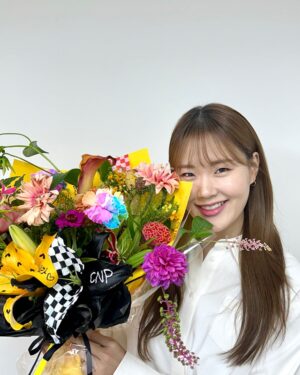 Eom Ji-yoon Instagram - 왼쪽이 사람이고 오른쪽이 꽃이에요! 앗 아니다ㅜ반대네ㅠㅠ아구ㅜㅠ헷갈려ㅕㅕㅕㅕㅕㅠㅠㅠㅠ